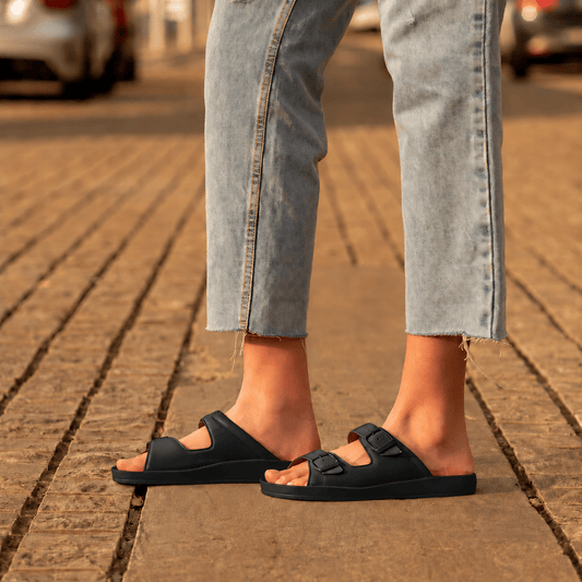 DrLuigi® Orthopädische 2-Riemen Leder-Pantoletten für Damen – Bequeme medizinische Fußbekleidung aus schwarzem Leder