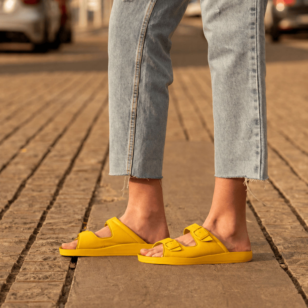 Sandales à enfiler en cuir DrLuigi® Orthopédiques à 2 brides pour femme - Chaussures médicales confortables en cuir jaune