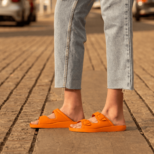 DrLuigi® Orthopädische 2-Riemen-Leder-Pantoletten für Damen – Bequeme medizinische Schuhe aus orangefarbenem Leder