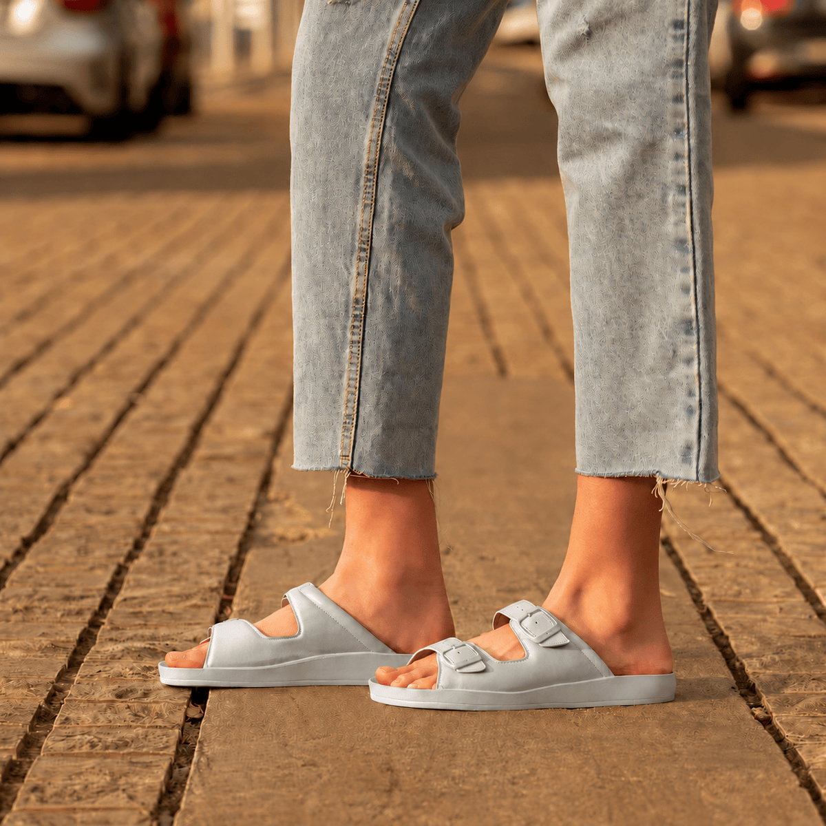 Sandales orthopédiques DrLuigi® en cuir à 2 brides pour femme – Chaussures médicales confortables en cuir argenté