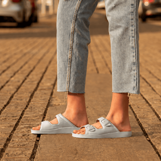 Sandales orthopédiques DrLuigi® en cuir à 2 brides pour femme – Chaussures médicales confortables en cuir argenté