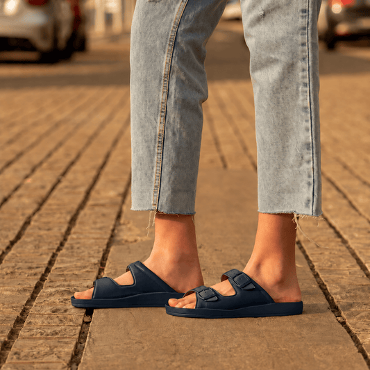 DrLuigi® Orthopädische 2-Riemen-Leder-Pantoletten für Damen - Bequeme medizinische Schuhe aus marineblauem Leder