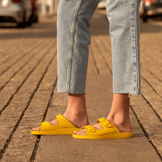 Sandales à enfiler en cuir DrLuigi® Orthopédiques à 2 brides pour femme - Chaussures médicales confortables en cuir jaune